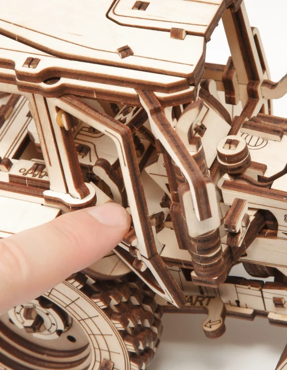 Traktor BELARUS-82- drewniane, mechaniczne puzzle 3D