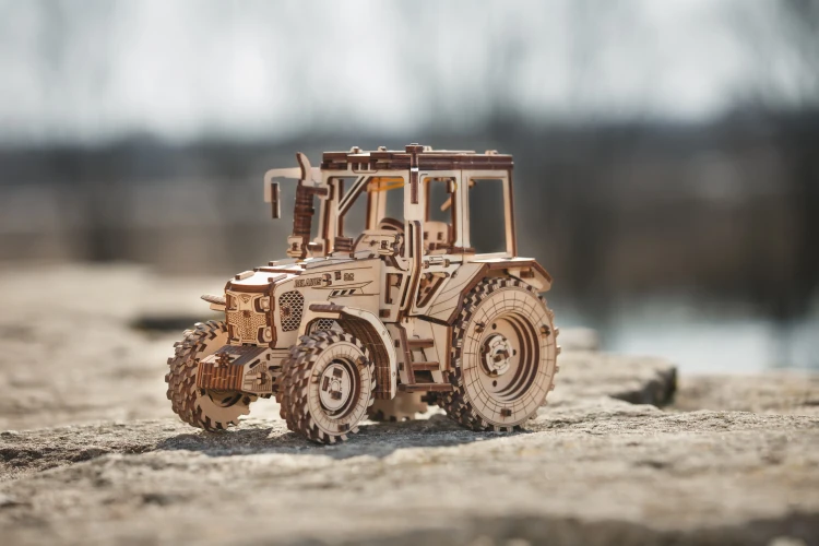Traktor BELARUS-82- drewniane, mechaniczne puzzle 3D
