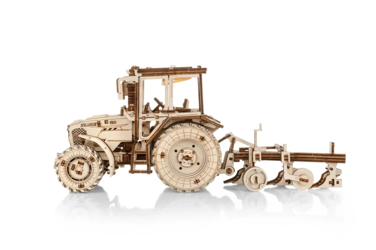 Traktor BELARUS-82.3 z pługiem- drewniane, mechaniczne puzzle 3D
