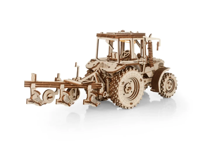Traktor BELARUS-82.3 z pługiem- drewniane, mechaniczne puzzle 3D