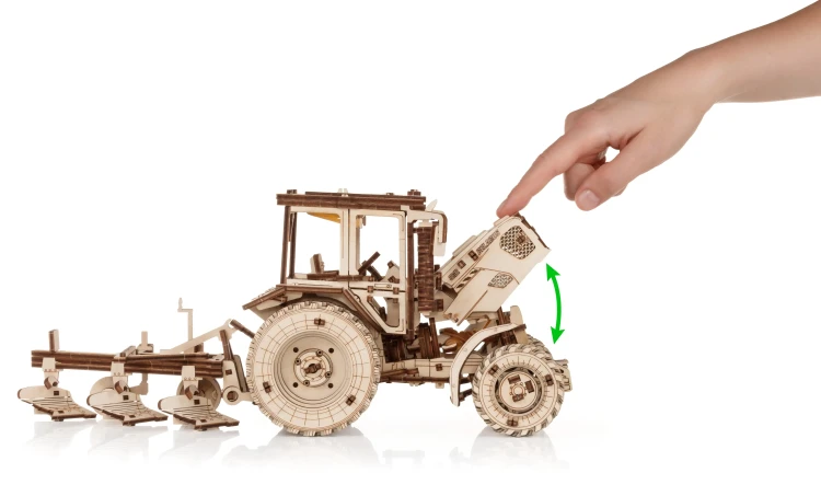 Traktor BELARUS-82.3 z pługiem- drewniane, mechaniczne puzzle 3D