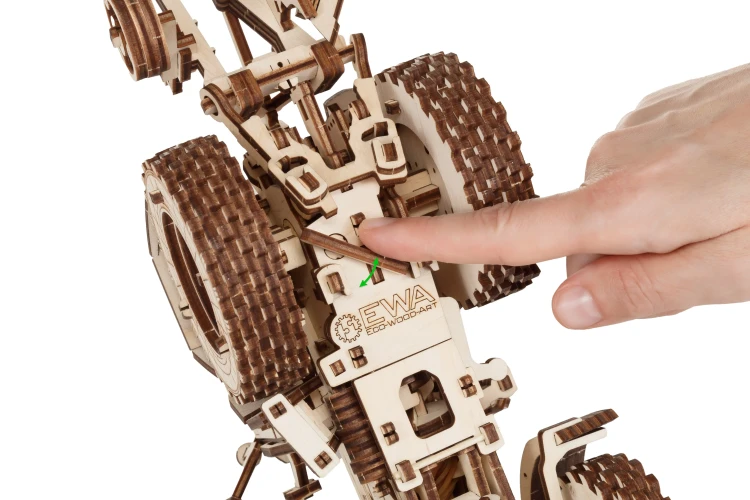 Traktor BELARUS-82.3 z pługiem- drewniane, mechaniczne puzzle 3D