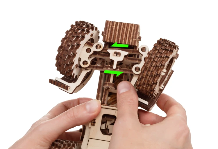 Traktor BELARUS-82.3 z pługiem- drewniane, mechaniczne puzzle 3D