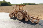 Traktor BELARUS-82.3 z pługiem- drewniane, mechaniczne puzzle 3D