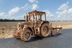 Traktor BELARUS-82.3 z pługiem- drewniane, mechaniczne puzzle 3D