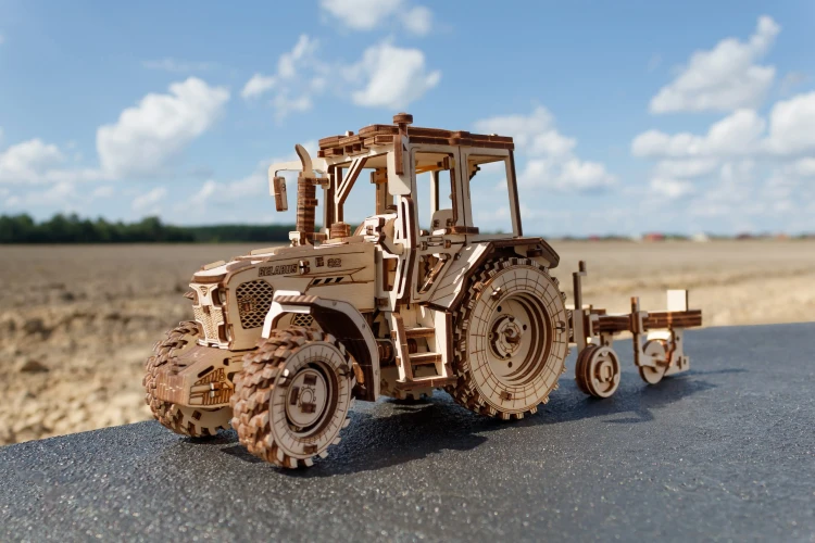 Traktor BELARUS-82.3 z pługiem- drewniane, mechaniczne puzzle 3D