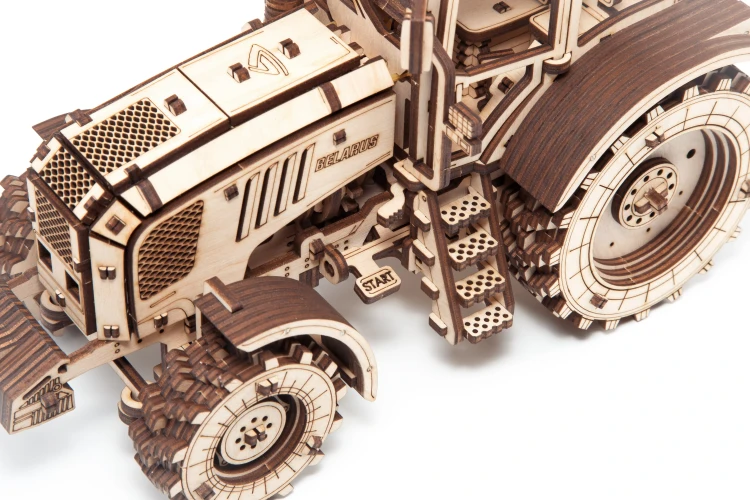 Traktor BELARUS-2022- drewniane, mechaniczne puzzle 3D