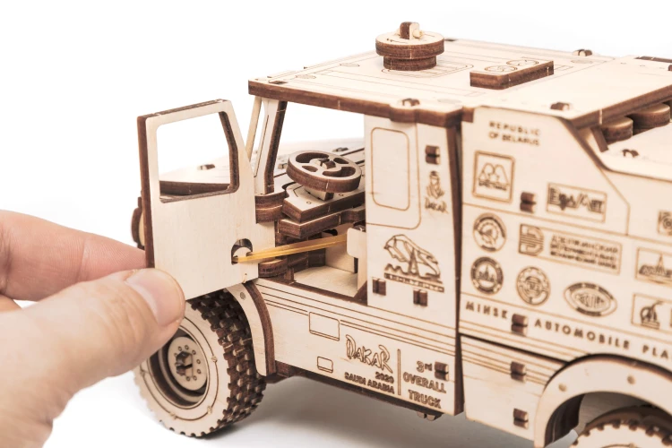 Ciężarówka MAZ 6440- drewniane mechaniczne puzzle 3D