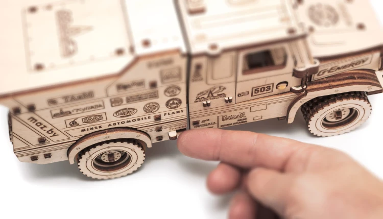 Ciężarówka MAZ 6440- drewniane mechaniczne puzzle 3D