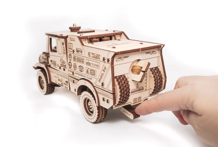 Ciężarówka MAZ 6440- drewniane mechaniczne puzzle 3D