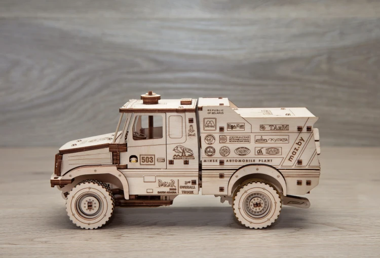 Ciężarówka MAZ 6440- drewniane mechaniczne puzzle 3D