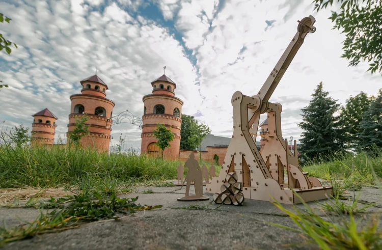 Model katapulty - drewniane mechaniczne puzzle 3D
