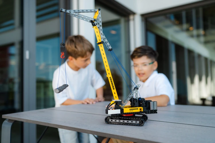 Klocki konstrukcyjne - Żuraw gąsienicowy Liebherr - dla dzieci od lat 7