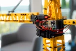 Klocki konstrukcyjne - dzwig kratownicowy Liebherr EC-H RC - realistyczny, sterowany model dla dzieco od lat 10